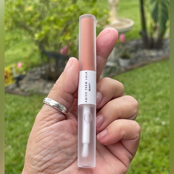 GIVE THEM LALA Beauty Matte & Moisture 2 in 1 Lip Duo Wand In Birthday Suit - Picture 7 of 10